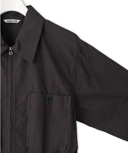 ADAM ET ROPE'(アダムエロペ)の「【AURALEE(オーラリー)】GARMENT-DYED FINX SHUTTLE WEATHER JUMPSUIT(つなぎ/オールインワン・レディース・ダークブラウン・1)」の6枚目の写真