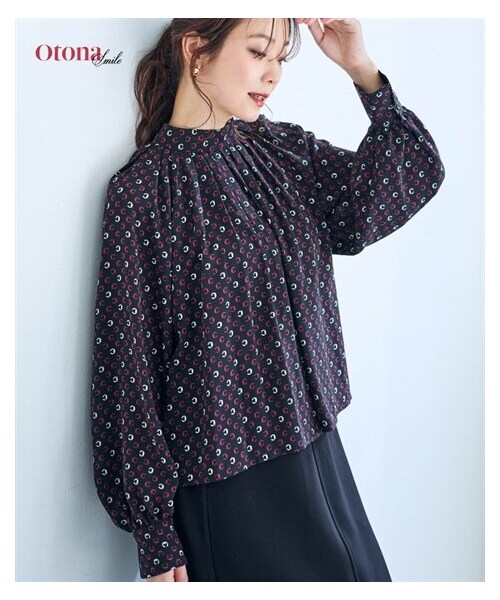 nissen（ニッセン）の「スタンドネックプリントブラウス【OtonaSMILE】（シャツ/ブラウス・レディース・グレー系/黒系・M/L/LL/3L/4L/5L/6L）」の2枚目の写真