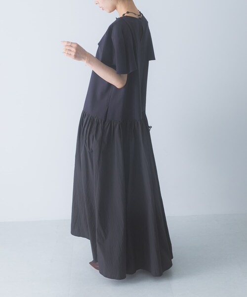URBAN RESEARCH ROSSO（アーバンリサーチロッソ）の「Mewl　ペタルスリーブドッキングワンピース（ワンピース・レディース・BLACK/NAVY・Free）」の13枚目の写真