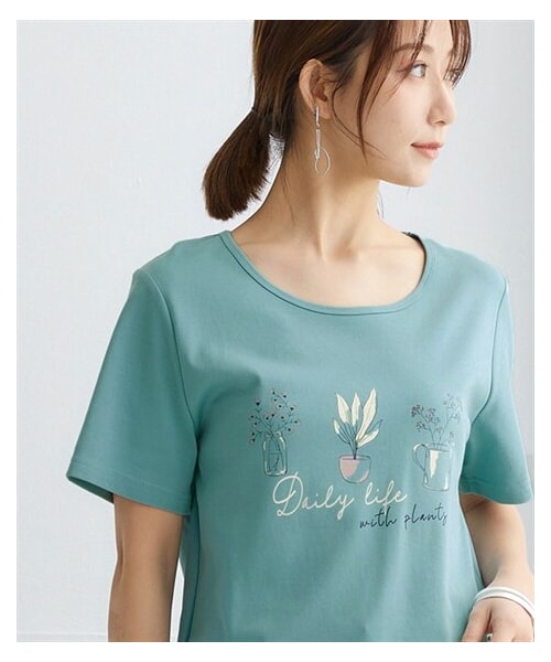 nissen（ニッセン）の「【ひんやりコットン】プリントTシャツ（綿１００％・接触冷感・UVカット）（選べる柄）＜大きいサイズ有＞（Tシャツ/カットソー・レディース・クールロゴ:オフホワイト/クールロゴ:黒/カーブロゴ:チャコールグレー/[在庫限り]カーブロゴ:アイス杢/ブロックデザインロゴ:アイス杢/ドロップ:ブロックデザインロゴ:ネイビー/[在庫限り]ハチドリ:グレージュ/[在庫限り]看板ネコ:モーブピンク/[在庫限り]看板ネコ:グレージュ/[在庫限]リラックス猫スモーキーブルー/5匹のハリネズミ:ピスタチオ/カラフルフラワーロゴ:黒/[在庫限]ハンギングフラワー:ラベンダー/[在庫限り]雑貨フラワー:ミントブルー/大人ロゴ:オフホワイト/レタリングロゴ:チャコールグレー/フレンチロゴ:グレージュ/ほのぼのネコ:ミント/ワンポイントネコ:ブルー/草花:ピンクベージュ/大人ロゴ:黒/筆記ロゴ:黒/雑貨:ダークミント/パイナップル:チャコールグレー/ラビット:ダークピンク/黒ネコ:ソフトブルー/日々ネコ:オートミール・S/M/L/LL/3L/4L/5L/6L/8L/10L）」の20枚目の写真