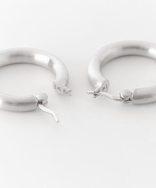 URBAN RESEARCH(アーバンリサーチ)の「TOM WOOD Hoops ThickSatin Medium(ピアス(両耳用)・レディース・Silver 925・FREE)」の4枚目の写真