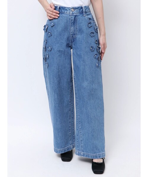 CALNAMUR（カルナムール）の「3D FLOWER STRAIGHT DENIM PT/3Dフラワーストレートデニムパンツ（その他パンツ・レディース・ホワイト/アイスブルー/インディゴ・S/M）」の5枚目の写真