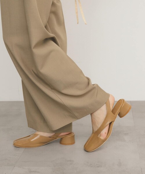 KBF（ケイビーエフ）の「アシンメトリーストラップパンプス（パンプス・レディース・BLACK/CAMEL・36/37/38）」の19枚目の写真