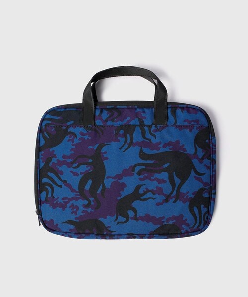ADAM ET ROPE'（アダムエロペ）の「【by Parra/バイ・パラ】Purple camo beast laptop sleeve（ポーチ・メンズ・ブルー系・M）」の3枚目の写真
