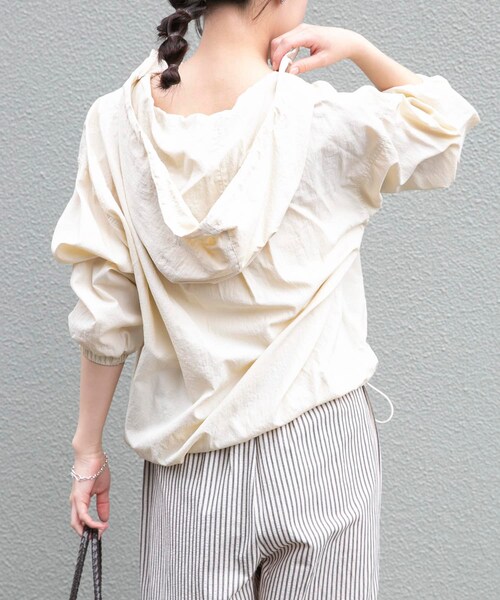 ITEMS URBANRESEARCH（アイテムズ アーバンリサーチ）の「『UVカット/撥水』アノラックフーディーブルゾン（ブルゾン・レディース・MILK/CML/BLK・Free）」の6枚目の写真