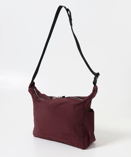 URBAN RESEARCH DOORS(アーバンリサーチドアーズ)の「STANDARD SUPPLY TRIANGLE SHOULDER(ショルダーバッグ・メンズ・BORDEAUX・One)」の4枚目の写真