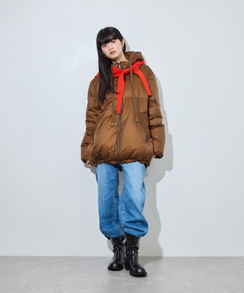 ADAM ET ROPE'(アダムエロペ)の「【サステナブル】2WAYフーディミドルダウン/撥水(ダウンジャケット/コート・レディース・ライトグレー/ブラウン・F)」の9枚目の写真