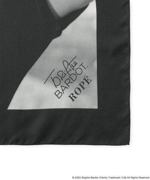 ROPE'（ロペ）の「【Brigitte Bardot×ROPE'・コラボ】プリントシルクスカーフ/Lサイズ（バンダナ/スカーフ・レディース・ブラック/ブラック系・F）」の15枚目の写真