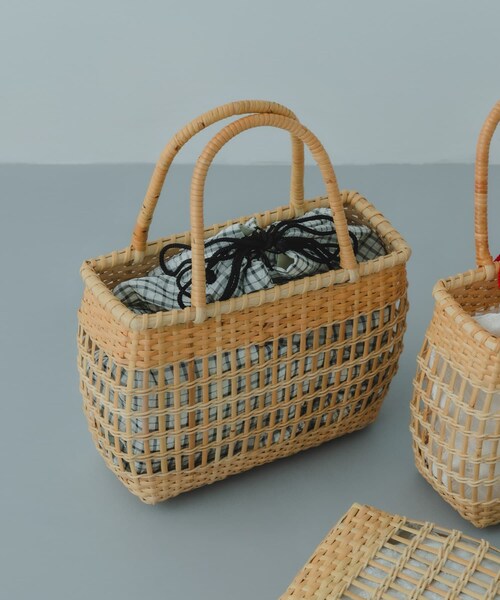 SENSE OF PLACE by URBAN RESEARCH(センスオブプレイスバイアーバンリサーチ)の「『WEB/一部店舗限定』ストローカゴバッグ(かごバッグ・レディース・OFF WHITE/BLACK/GRAY・One)」の2枚目の写真