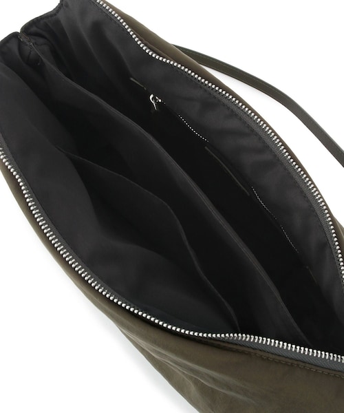 ADAM ET ROPE'（アダムエロペ）の「ダブルポケットパテッドショルダー（ショルダーバッグ・レディース・ブラック/カーキ・F）」の20枚目の写真