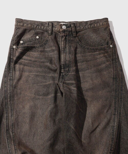 ADAM ET ROPE'（アダムエロペ）の「【NVRFRGT/ネヴァーフォーゲット】3D TWISTED WIDE LEG JEANS MUD FADED BLACK（デニムパンツ・メンズ・スミクロ・1/2/3）」の8枚目の写真