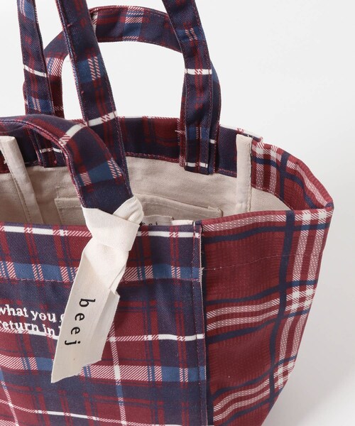 URBAN RESEARCH DOORS(アーバンリサーチドアーズ)の「『別注』beej×DOORS チェックトートバッグ(トートバッグ・レディース・RED×NAVY/BRN×BLUE・One)」の13枚目の写真