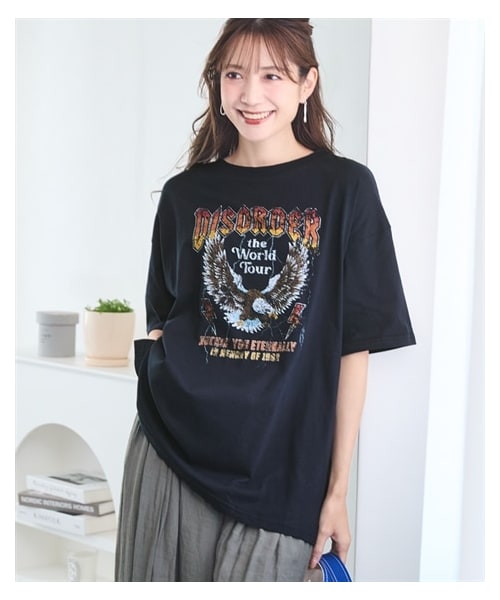 nissen（ニッセン）の「＜大きいサイズ＞ 【ひんやりコットン】綿100％ゆるシルエットプリントＴシャツ（接触冷感・UVカット）（Tシャツ/カットソー・レディース・黒(フォト猫)/ピンクベージュ(靴)/チャコール(フラワー)/黒(メッセージ)/グレイッシュベージュ(ロゴ)/サンドベージュ(バックロゴ)/アッシュブルー(メッセージ)/オフホワイト(フォト)/チャコール(バックプリント)/ネイビー(ヴィンテージ風)/モカブラウン(ロゴ)/グレイッシュネイビー(ナンバー)/チャコール(フォト)/グリーン(CAT)/黒(ロゴメッセージ)/グレージュ(ウサギ)/コーラルピンク(変身ポーズ)/黒(フラワー&ロゴ)/ネイビー(月とメッセージ)・L/LL/3L/4L/5L/6L/8L/10L/M）」の12枚目の写真