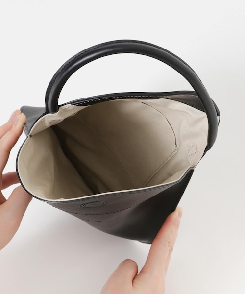 URBAN RESEARCH（アーバンリサーチ）の「MARROW　TWIST TOTE（ハンドバッグ・レディース・USUTAMAGO/BLACK/M WHITE・-）」の11枚目の写真