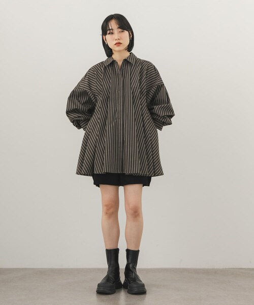 KBF（ケイビーエフ）の「WIDEタックストライプチュニック（チュニック・レディース・IVO×BLK/BRN×BEG/BLUE×CCL・One）」の4枚目の写真