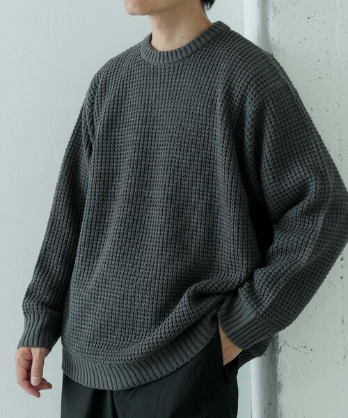 ITEMS URBANRESEARCH（アイテムズ アーバンリサーチ）の「ワッフル編み クルーネックニット（ニット/セーター・メンズ・OLV/OFF/BLK/CHA/MOC・S/M/L）」の3枚目の写真