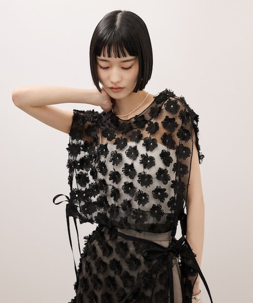 ADAM ET ROPE'(アダムエロペ)の「フラワーチュール2WAYトップス(シャツ/ブラウス・レディース・ブラック/ホワイト・F)」の2枚目の写真
