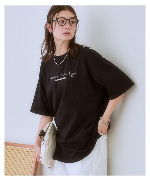 nissen（ニッセン）の「＜大きいサイズ＞ 【ひんやりコットン】綿100％ゆるシルエットプリントＴシャツ（接触冷感・UVカット）（Tシャツ/カットソー・レディース・黒(フォト猫)/ピンクベージュ(靴)/チャコール(フラワー)/黒(メッセージ)/グレイッシュベージュ(ロゴ)/サンドベージュ(バックロゴ)/アッシュブルー(メッセージ)/オフホワイト(フォト)/チャコール(バックプリント)/ネイビー(ヴィンテージ風)/モカブラウン(ロゴ)/グレイッシュネイビー(ナンバー)/チャコール(フォト)/グリーン(CAT)/黒(ロゴメッセージ)/グレージュ(ウサギ)/コーラルピンク(変身ポーズ)/黒(フラワー&ロゴ)/ネイビー(月とメッセージ)・L/LL/3L/4L/5L/6L/8L/10L/M）」の3枚目の写真