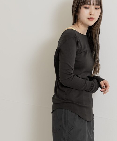 THE GOODLAND MARKET(ザグッドランドマーケット)の「&her Deep V LONG-SLEEVE Tops(Tシャツ/カットソー・レディース・BEIGE/CHARCOAL・FREE)」の5枚目の写真