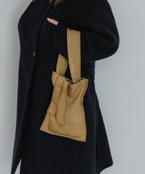 URBAN RESEARCH（アーバンリサーチ）の「『一部別注カラー』ITTI　MARY INSIDE OUT TOTE- S（トートバッグ・レディース・BLACK/RED/別注CURRY・-）」の18枚目の写真