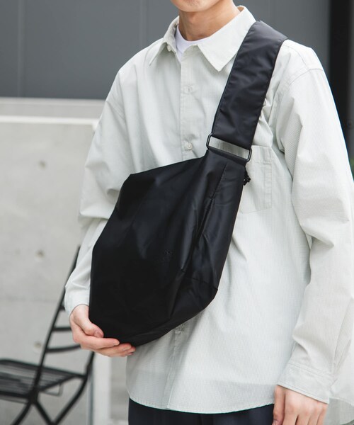 URBAN RESEARCH DOORS（アーバンリサーチドアーズ）の「『別注』YAKPAK×DOORS　SHOULDER BAG M（ショルダーバッグ・メンズ・BLACK/CHARCOAL/GRAY・-）」の6枚目の写真