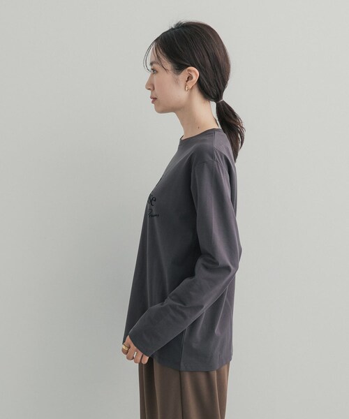 URBAN RESEARCH DOORS（アーバンリサーチドアーズ）の「フロッキーロゴプリントロングTシャツ 26AW（Tシャツ/カットソー・レディース・OFF/CHARCOAL・Free）」の21枚目の写真