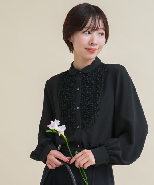 URBAN RESEARCH ROSSO（アーバンリサーチロッソ）の「『WEB/一部店舗限定』フロントレース切替ブラウス（シャツ/ブラウス・レディース・OFF/BLACK・Free）」の12枚目の写真