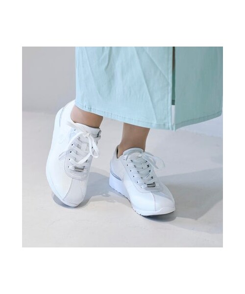 Riz raffinee（リズラフィーネ）の「リズ ラフィーネ Riz raffinee 【le coq sportif×Riz raffinee】ヒールアップ厚底スニーカー （スニーカー・レディース・BL/OK/WH・225/22.5cm/230/23cm/235/23.5cm/240/24cm/245/24.5cm/250/25cm）」の4枚目の写真