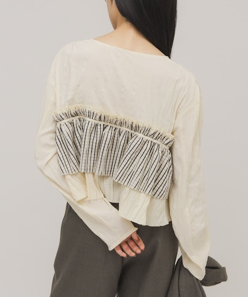 KBF（ケイビーエフ）の「フリルレイヤードブラウス（シャツ/ブラウス・レディース・IVORY/NAVY×IVO/BLACK・One）」の8枚目の写真