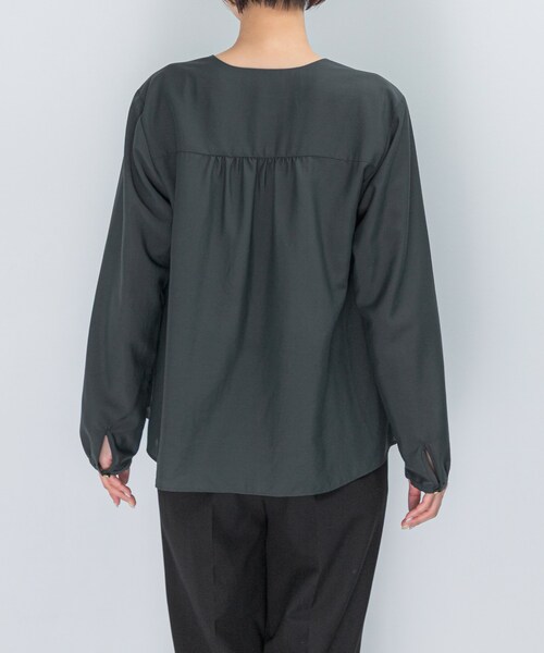 URBAN RESEARCH ROSSO（アーバンリサーチロッソ）の「ウォッシャブルVネックフレアブラウス（シャツ/ブラウス・レディース・OFF WHITE/CHARCOAL・FREE）」の13枚目の写真