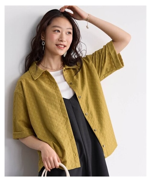 nissen（ニッセン）の「ドライタッチさらぽこジャガードカットソーゆるシルエットシャツ（吸汗速乾・UVカット）＜大きいサイズ有＞（Tシャツ/カットソー・レディース・黒/オリーブイエロー/チャコールグレー/ウッドブラウン・L/LL/3L/4L/5L/6L/8L/10L/S/M）」の4枚目の写真