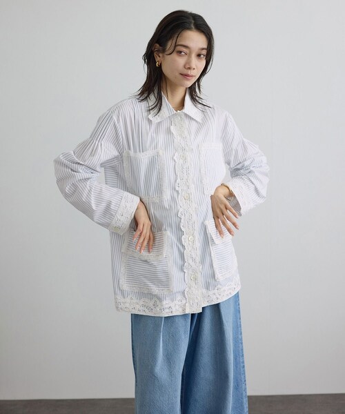 ADAM ET ROPE'（アダムエロペ）の「【J'aDoRe・一部店舗限定】【EENK（インク）】Lace Trim Shirts with Pocket（シャツ/ブラウス・レディース・ホワイト系/ブルー系・S）」の2枚目の写真