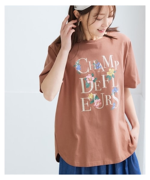 nissen（ニッセン）の「【吸汗速乾】裾ラウンドプリントＴシャツ＜大きいサイズ有＞（Tシャツ/カットソー・レディース・オフホワイト:フレンチロゴ/黒:フレンチロゴ/在庫限り_黒:ロゴ/在庫限り_アイスブルー:カレッジロゴ/在庫限り_オフホワイト:カレッジロゴ/在庫限り_ピンクベージュ:花ロゴ/在庫限り_グレージュ:草木/在庫限り_ライトカーキ:ブックネコ/在庫限り_杢グレー:胸ネコ/在庫限り_グレージュ:胸ネコ/オートミール:花/グレージュ:大人ロゴ/グレー:カレッジロゴ/黒:胸ネコ/ブルー:ブックネコ/ダスティピンク:オーシャン/ダスティミント:ペンギン/ライトグレー杢:ネコ/コーラルピンク:花/ネイビー:スマイル/アイスブルー:ハートロゴ・S/M/L/LL/3L/4L/5L/6L）」の9枚目の写真
