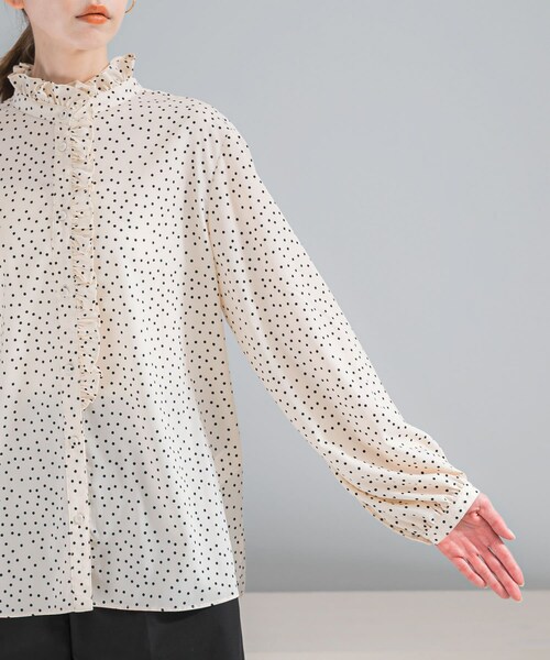 URBAN RESEARCH ROSSO（アーバンリサーチロッソ）の「『WEB限定』フリルスタンドカラーシャツ（シャツ/ブラウス・レディース・LIGHTBEIGE/BLACK/DOT・Free）」の15枚目の写真