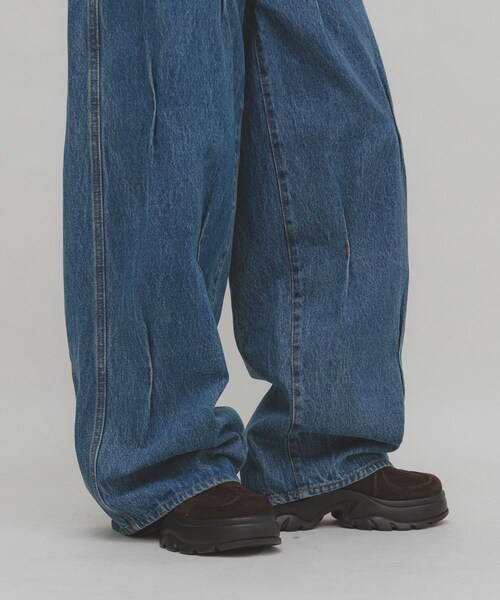 KBF（ケイビーエフ）の「タックWIDEデニム（デニムパンツ・レディース・L.BLUE/BLUE・36/38）」の3枚目の写真