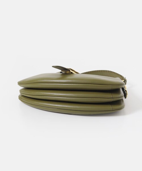 URBAN RESEARCH(アーバンリサーチ)の「GANNI KAT SMALL BUTTER(ショルダーバッグ・レディース・M OLIVE・-)」の5枚目の写真