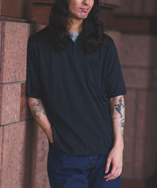 ADAM ET ROPE'（アダムエロペ）の「【BATONER for WILD LIFE TAILOR】WOOL天竺 ハーフスリーブ ニットポロ（ポロシャツ・メンズ・ブラック系・2/3/4）」の8枚目の写真