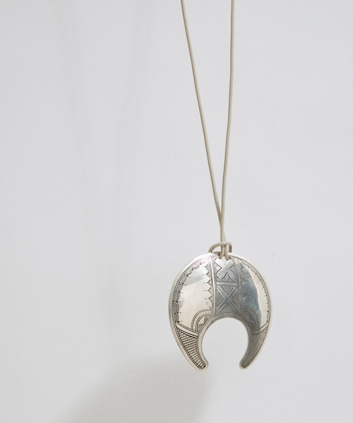 ADAM ET ROPE'（アダムエロペ）の「【公式サイト限定】[トゥアレグ]ネックレス ムーン（ネックレス・レディース・その他・F）」の2枚目の写真