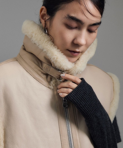 ADAM ET ROPE'（アダムエロペ）の「【TANAKA（タナカ）】SHEARLING VEST（ムートンコート・レディース・オフホワイト/ダークブラウン・S）」の12枚目の写真