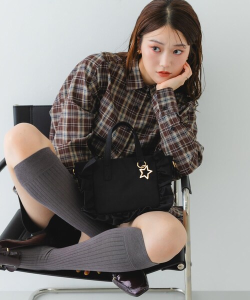 RODE SKO（ロデスコ）の「スターチャームフリルミニトートバッグ（ハンドバッグ・レディース・IVORY/MOCHA/BLACK・one）」の20枚目の写真