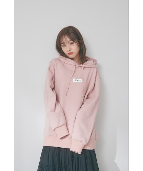 N WITH.（エヌウィズ）の「N WITH.ロゴフーディー（パーカー・レディース・ブラック/ピンク/ブラウン・F）」の3枚目の写真
