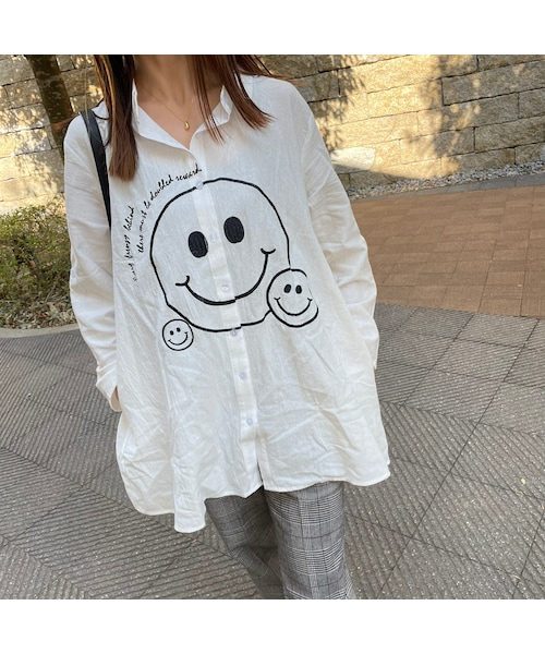 copine(コピン)の「刺繍ニコちゃんオーバーサイズシャツ(ホワイト)(シャツ/ブラウス・レディース・ホワイト・M〜L)」の1枚目の写真