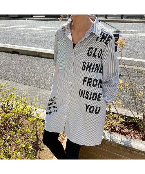 copine（コピン）の「英字ロゴデザインオーバーサイズストライプシャツ(2color)（シャツ/ブラウス・レディース・グリーン/グレー・M〜L）」の2枚目の写真