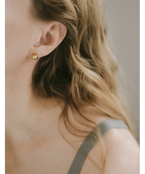 Ops.（オプス）の「Silver925 Wonky Ball Pierce MALVEE -マルヴィー-（ピアス（両耳用）・レディース・シルバー/ゴールド・ONE SIZE）」の4枚目の写真