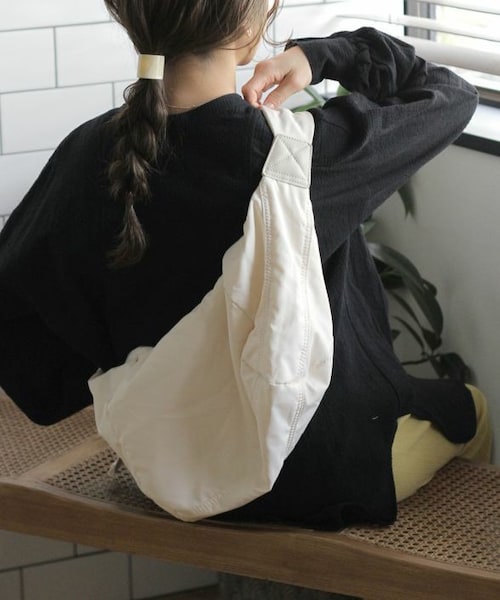 Crisp（クリスプ）の「パフショルダーバッグ[c3k3016b]（ショルダーバッグ・レディース・ブラック/アイボリー・FREE）」の2枚目の写真