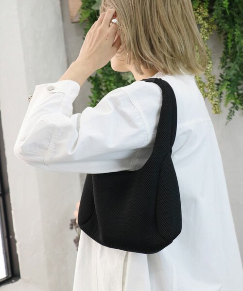 Sheson(シーズン)の「カラーダブルラッセルミニバッグ(ハンドバッグ・レディース・ピンク/グリーン/ブラック・F)」の2枚目の写真
