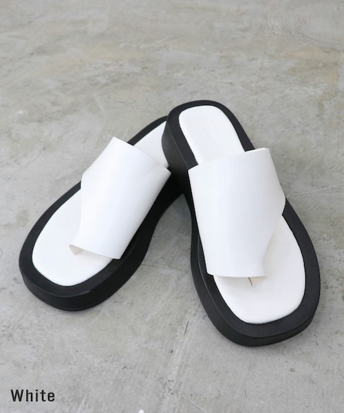 Sheson（シーズン）の「バイカラーアシメトングサンダル（サンダル・レディース・ブラック/ホワイト・M）」の2枚目の写真
