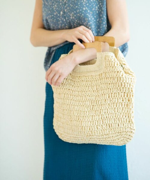 Crisp（クリスプ）の「ウッドハンドルスクエアバッグ[c3sd3028b]（ハンドバッグ・レディース・ベージュ/ナチュラル・FREE）」の2枚目の写真