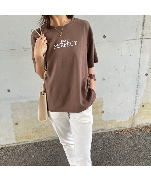 copine(コピン)の「着心地のいい柔らか素材!シンプルロゴtシャツ(2color)(Tシャツ/カットソー・レディース・ブラウン/カーキ・ワンサイズ)」の1枚目の写真