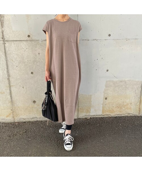 copine（コピン）の「胸元&両サイドポケット付き！シンプルTシャツワンピース(3color)（ワンピース・レディース・ホワイト/テラコッタ/モカ・M）」の2枚目の写真